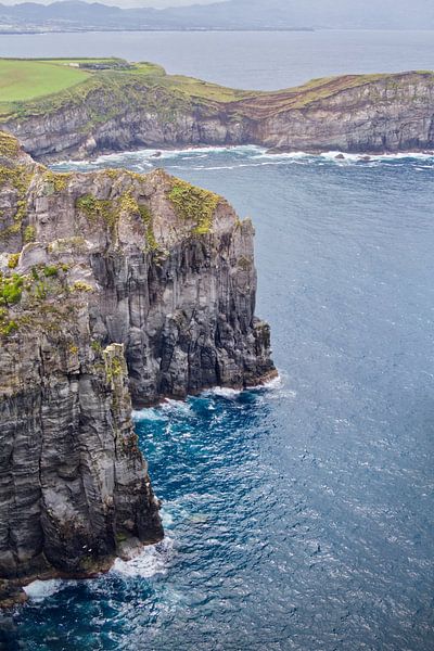 Muraille rocheuse sur la côte de São Miguel par Lisa Bouwman