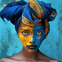 Faszinierende Frau mit blauer und gelber Gesichtskunst und Turban