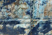 Blaue Metallplatte mit vielen Gebrauchsspuren