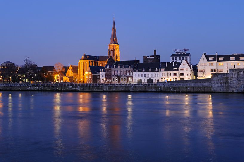 Vue de Oeverwal Wyck à Maastricht avec Sint-Martinuskerk et la brasserie de Ridder par Merijn van der Vliet