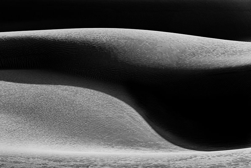 Sanddüne in schwarz und weiß mit Schatten | Iran von Photolovers reisfotografie