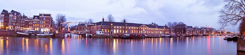 Panorama van Amsterdam aan de Amstel in Nederland bij zonsondergang by Eye on You