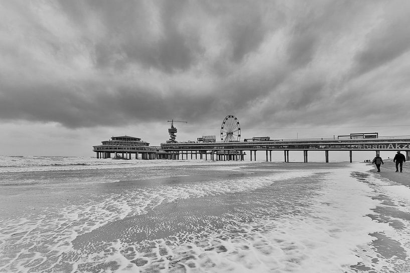 Betere Zwart wit foto van de pier in Scheveningen. van Johan Kalthof op RQ-11
