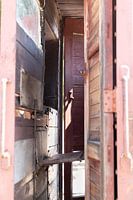 Blick in einen alten hölzernen Eisenbahnwaggon