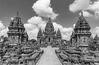 Sewu-Tempel unter einem wolkenverhangenen Himmel in Schwarz-Weiß