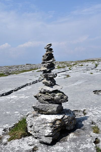 Gestapelde keien by Susan Dekker