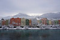 Bunt verschneite Häuser in Innsbruck am Inn (Tirol, Österreich)