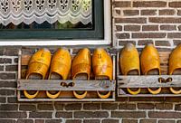 des sabots sur un support en bois