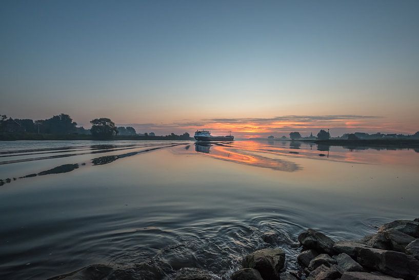 Péniche sur la Lek à Ravenswaaij pendant un beau lever de soleil par Moetwil en van Dijk - Fotografie
