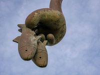 Eine Hand hält einen Fisch. Ein Kunstwerk von beelden aan zee scheveningen