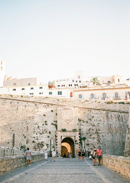 Ibiza city gateway | Photographie de voyage analogique sur papier | Art moderne mural made in Ibiza, par Raisa Zwart Tirages photographiques de voyage