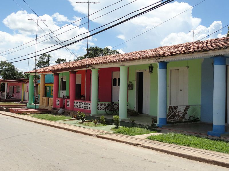 Kleurrijke huizen in Trinidad Cuba von Bianca Louwerens