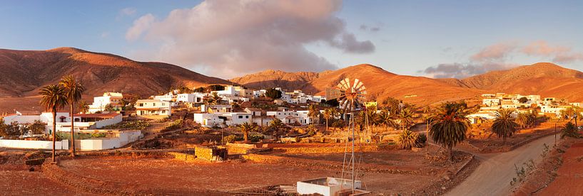 Village au coucher du soleil, Fuerteventura, îles Canaries, Espagne par Markus Lange