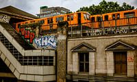 Berliner U-Bahn in Orange – Viadukt & Graffiti