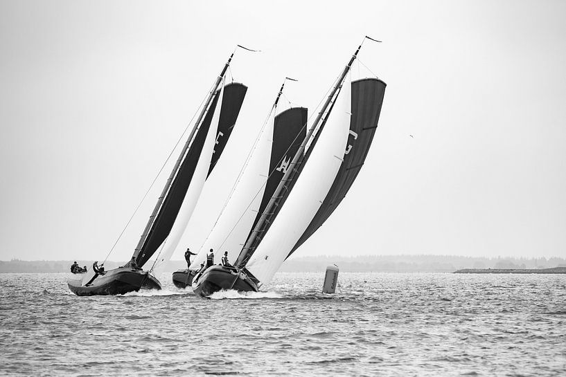 3 skutsjes, skûtsjesilen Friesland by Fonger de Vlas