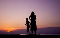Silhouette von Mutter und Tochter