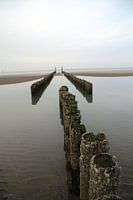 Uitzicht over zee langs een rij golfbrekers