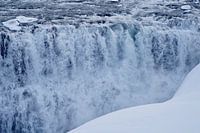Chute d'eau dans la neige