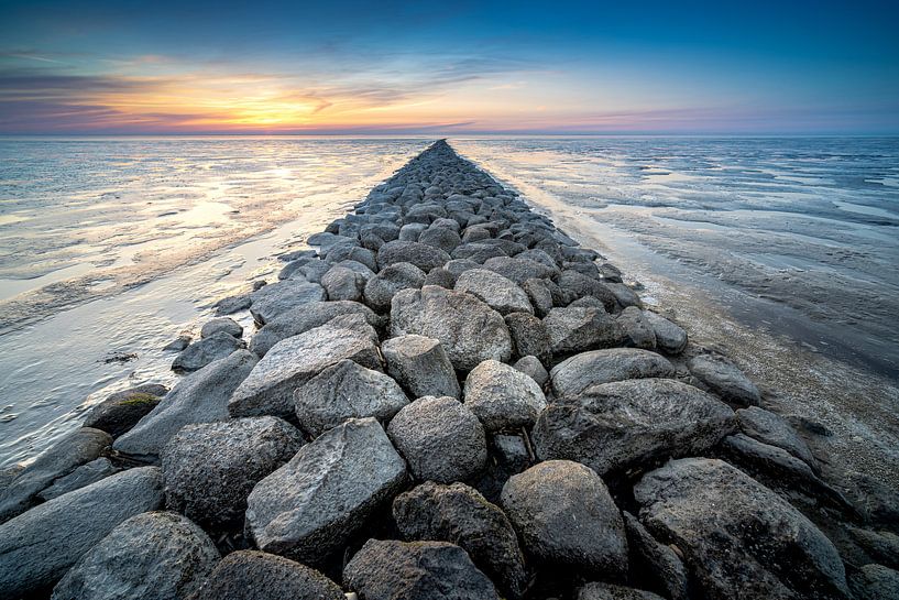 Jetée de pierre sur la mer de wadden sèche par Fotografiecor .nl