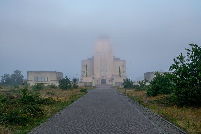 Radio Kootwijk am Morgen bei Nebel von Thijs Schouten