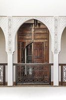 Porte en bois d'époque dans un riad traditionnel à Marrakech, Maroc
