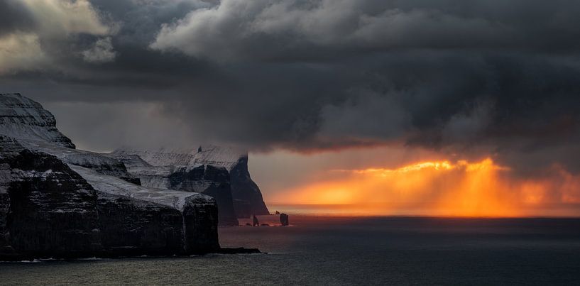 Falaises de Streymoy Eysturoy par Wojciech Kruczynski