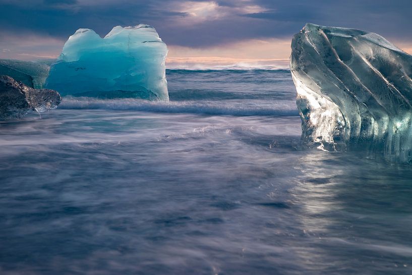 Island, Diamond Beach, Eisberge am Strand von Gert Hilbink