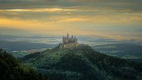 Burg Hohenzollern auf einem Hügel mit Sonnenuntergangslandschaft