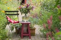 Vue d'un jardin d'été avec un vase de fleurs
