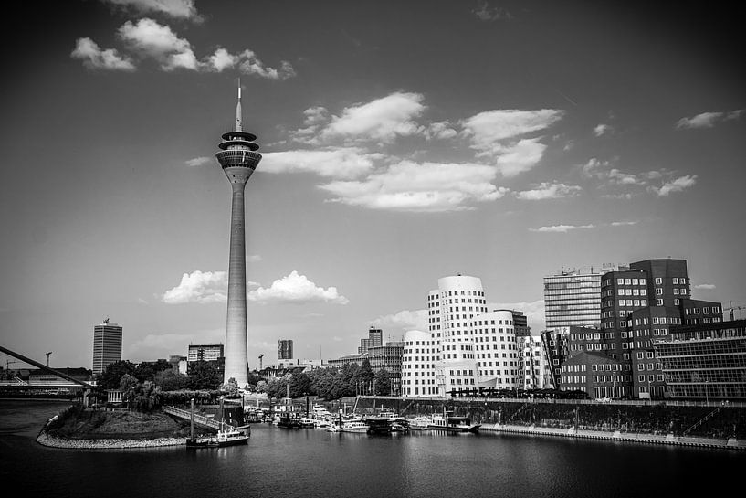 Düsseldorf Medienhafen und Rheinturm schwarz-weiss von Dieter Walther