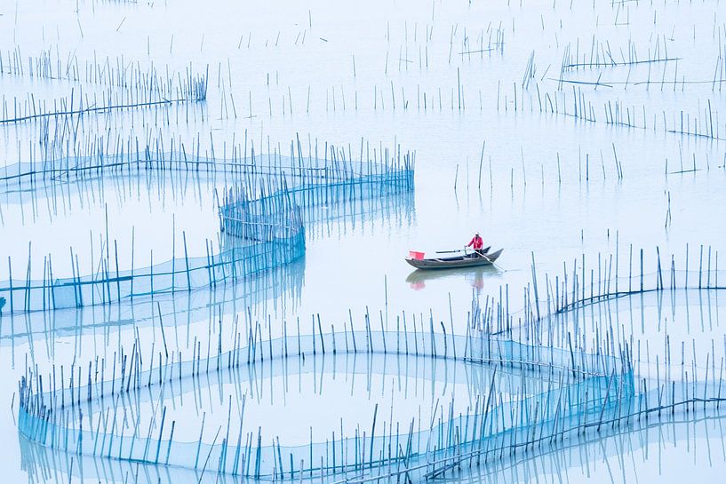 Fischerboot segelt durch alte Netze III von Rudmer Hoekstra