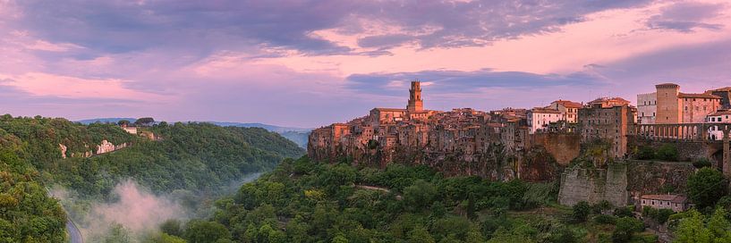 Panorama eines Sonnenaufgangs in Pitigliano von Henk Meijer Photography