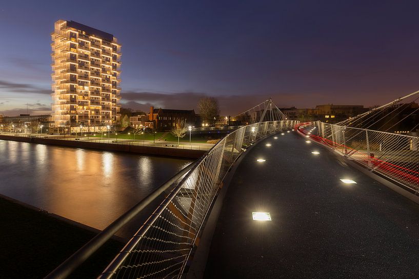 de fietsersbrug over de leie naar de K-tower tijdens de zonsondergang, Kortrijk, Belgie von Fotografie Krist / Top Foto Vlaanderen
