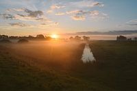 Nebliger Sommer-Sonnenaufgang