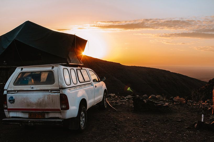 Sonnenaufgang mit Auto und Dachzelt auf dem Vulkan Brukkaros, Namibia von Maartje Kikkert