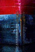 Beugen Sie die Geschichte des Schiffes im Hafen.