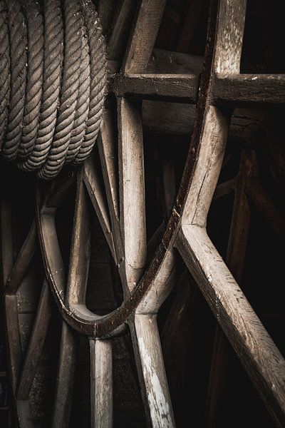 Roue de corde en bois dans une texture industrielle par Femke Ketelaar