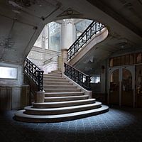 Eine schöne Marmortreppe in einem verlassenen Gebäude