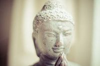 Statue de Bouddha en pierre blanche