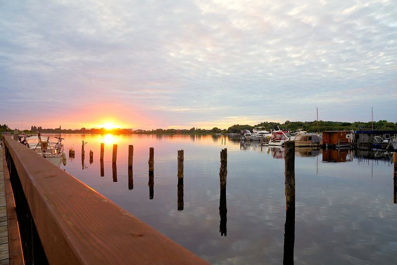 Coucher de soleil dans le port du village de Töplitz sur la rivière Havel par Heiko Kueverling