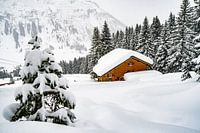 Chalet in den verschneiten Bergen von Lech, Österreich