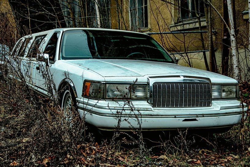 Abandoned car by Johnny Flash