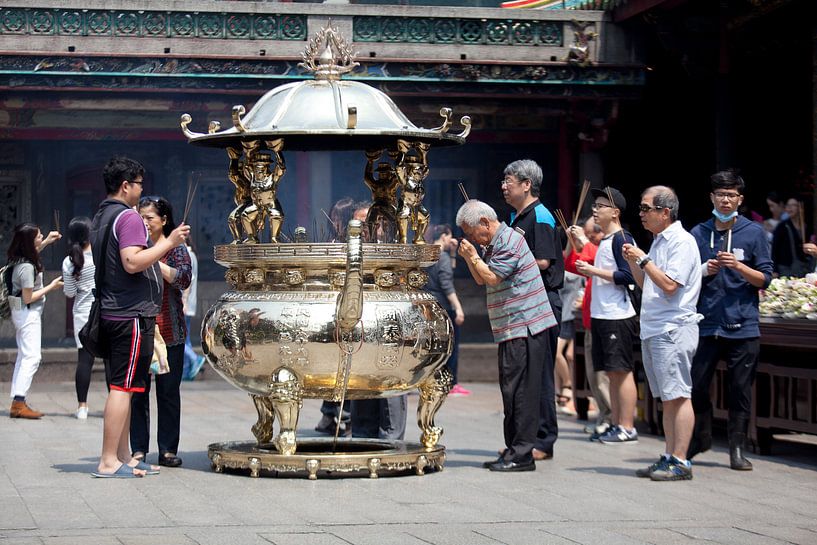 Longshan temple, Taipei by Kees van Dun