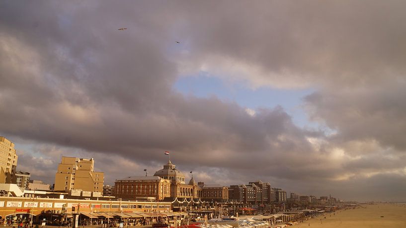 Zicht op Scheveningen met Kurhaus von Piet van Rijswijk