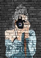 Junge Fotografin Graffiti auf schwarzer Mauer