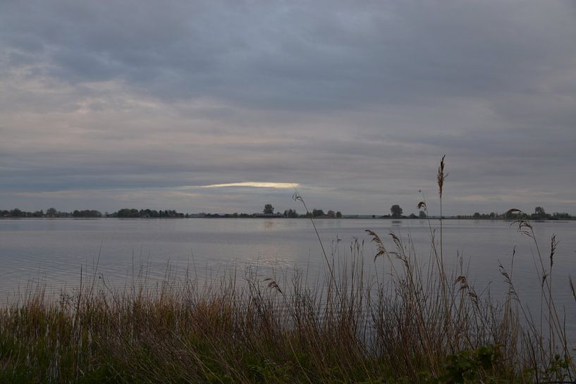 Tjeukemeer (Frise) au crépuscule par FotoGraaGHanneke