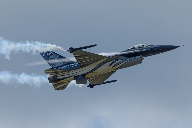 Demo F-16 of the Belgian Air Force gives a demonstration by Arjan van de Logt
