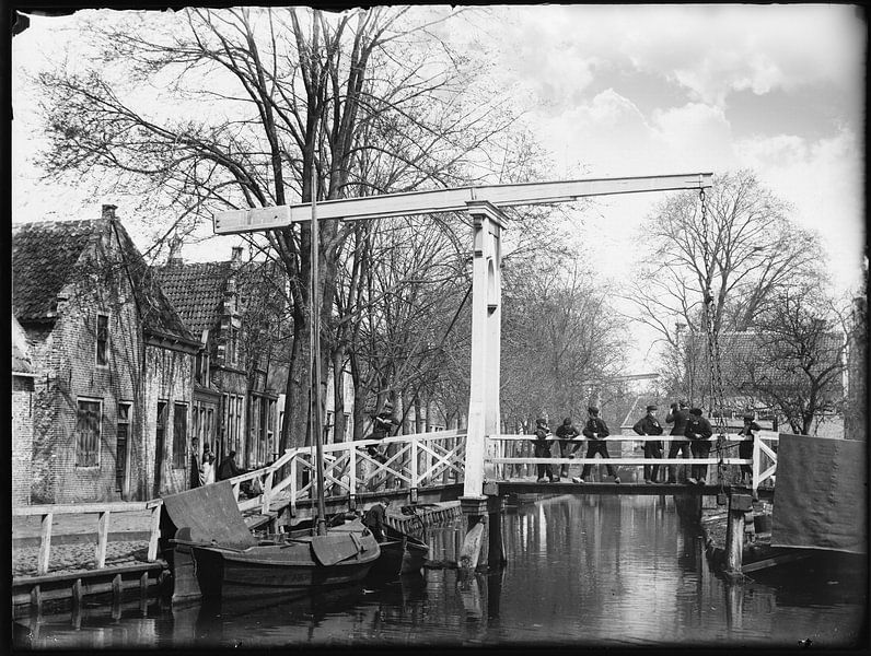 mit den Clogs auf der Brücke von Corinne Welp