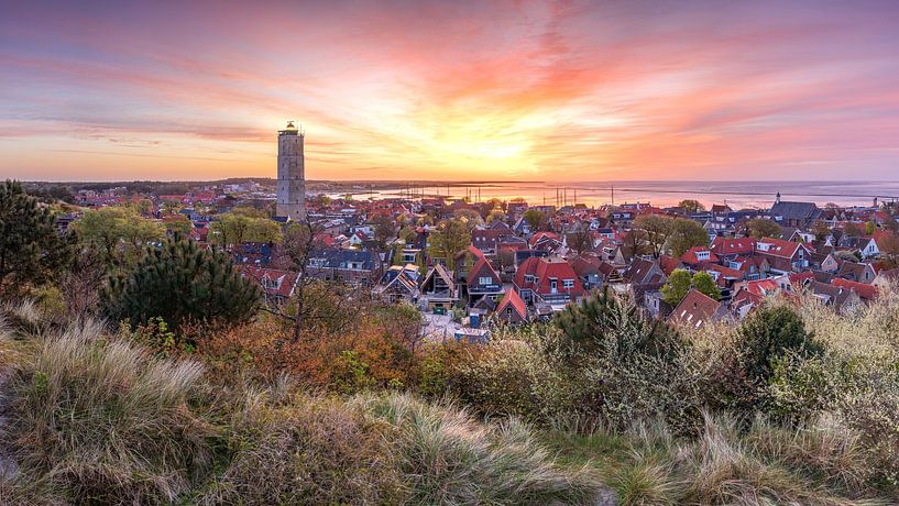 Panorama von West Terschelling bei Sonnenaufgang: Die Brandaris in voller Pracht von Hevonax Photography