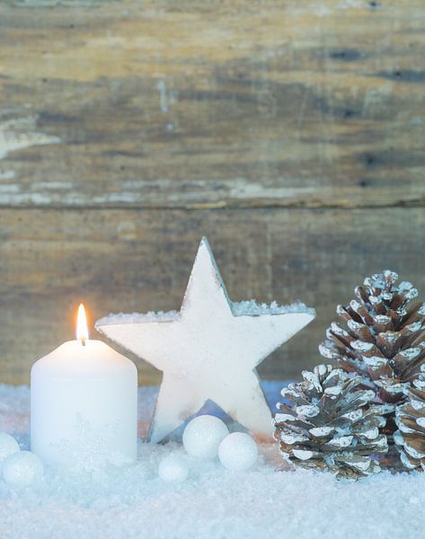 White Christmas candle decoration with snow, ornaments by Alex Winter